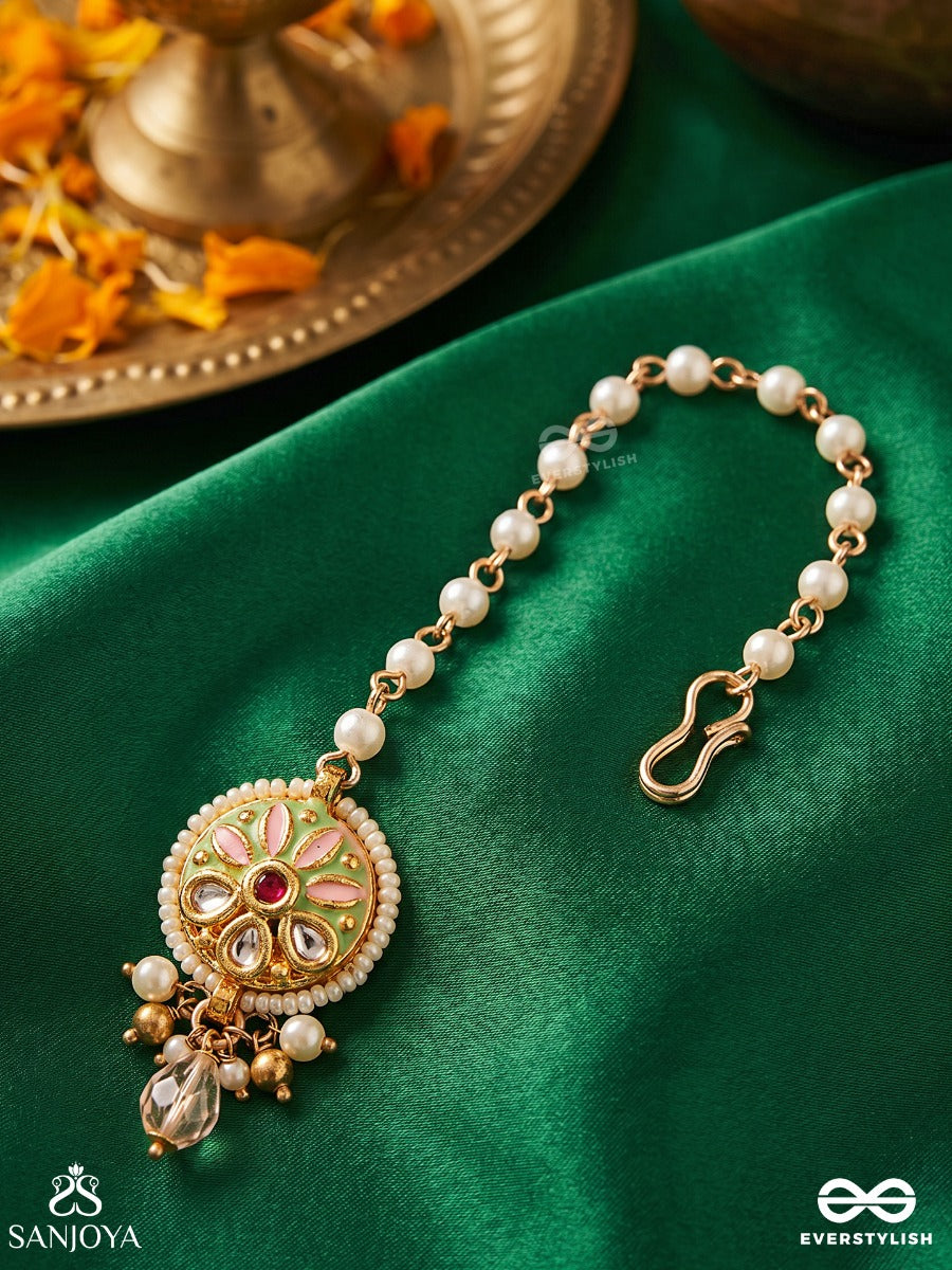 Chitravalli - Ornate Vine - Graceful Maangtika With Enamelled Panel And Single Drop Detail