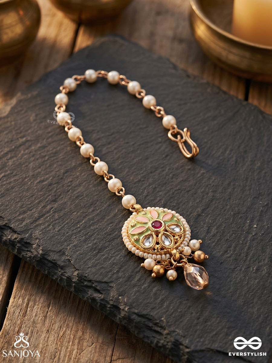 Chitravalli - Ornate Vine - Graceful Maangtika With Enamelled Panel And Single Drop Detail