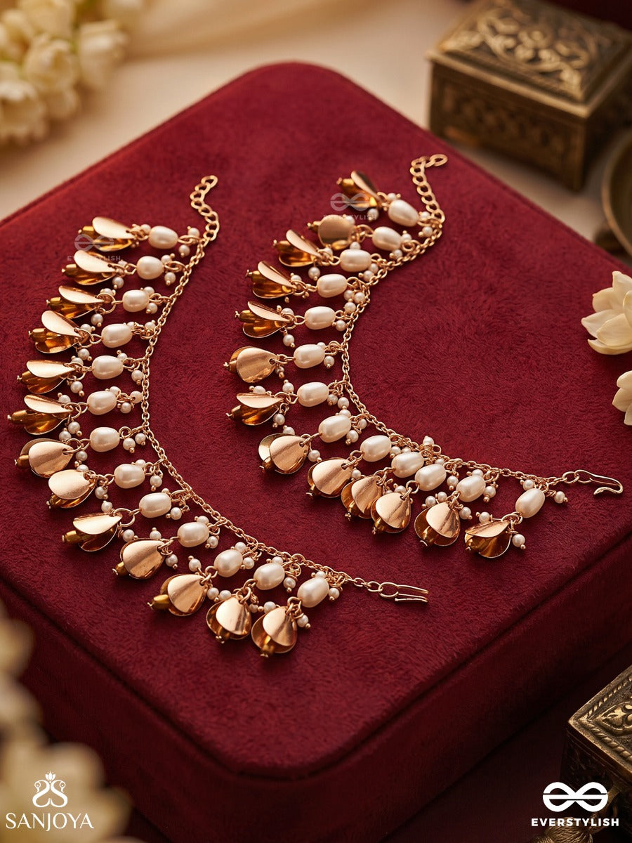 Zareenva – Golden Drift – Delicate Earchain With Dangling Metallic Drops And Flowing Accents