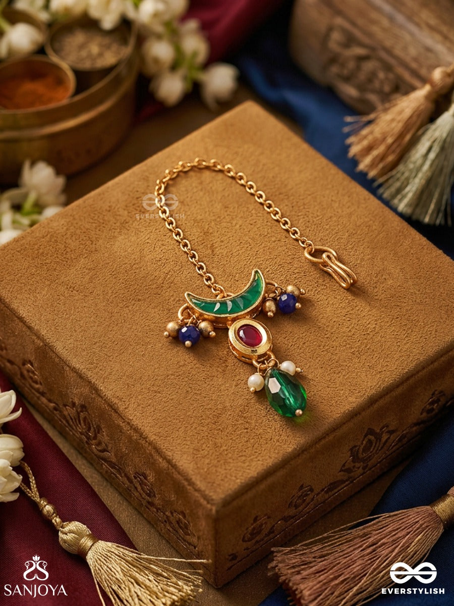 Kaalindi – Sacred Dark Flow – Ornate Maangtika With Green Crescent Detail, Gold-Tone Chain, Green Drop Accent And Delicate Bead Danglers