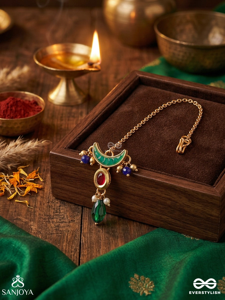 Kaalindi – Sacred Dark Flow – Ornate Maangtika With Green Crescent Detail, Gold-Tone Chain, Green Drop Accent And Delicate Bead Danglers