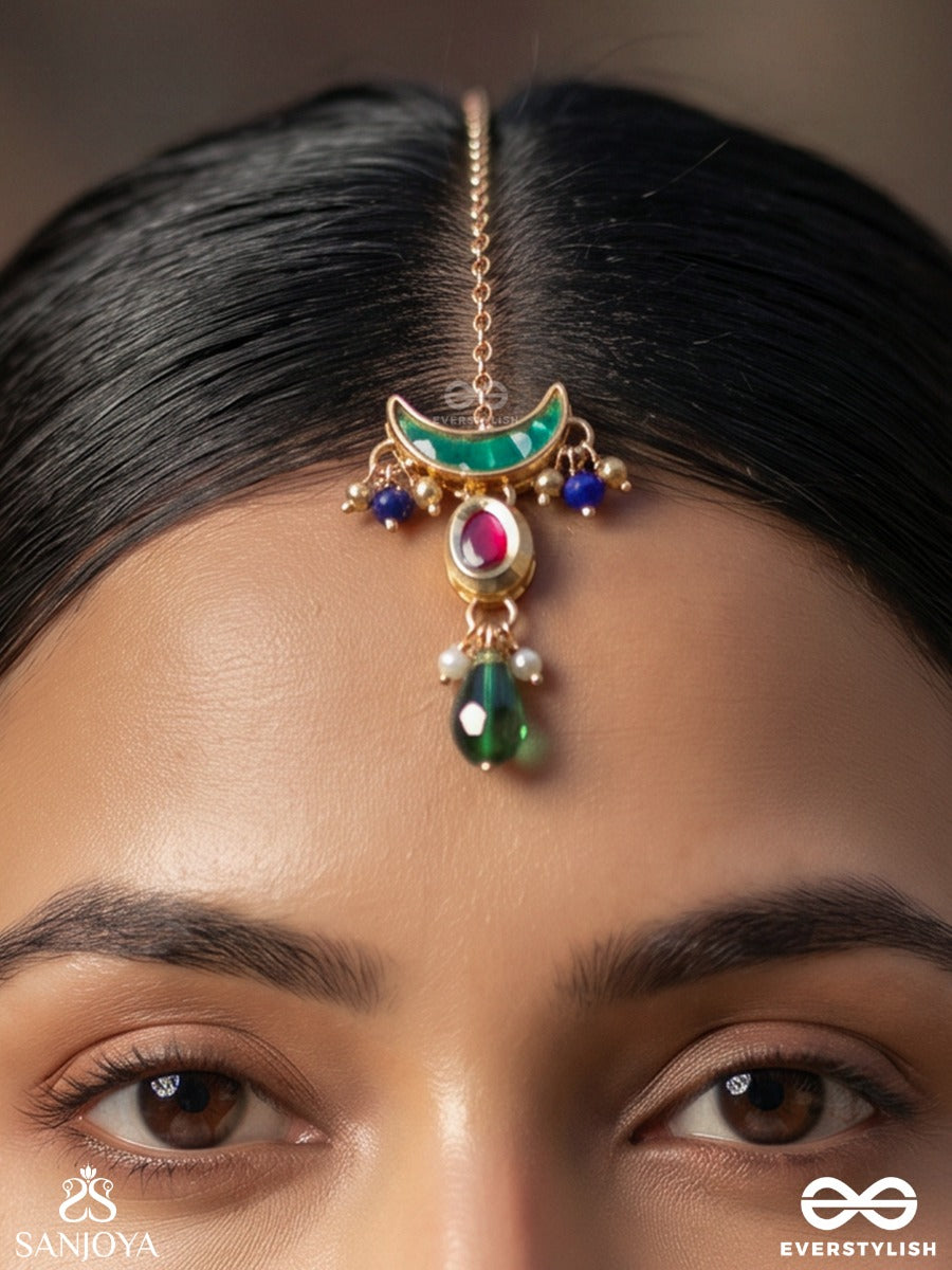 Kaalindi – Sacred Dark Flow – Ornate Maangtika With Green Crescent Detail, Gold-Tone Chain, Green Drop Accent And Delicate Bead Danglers